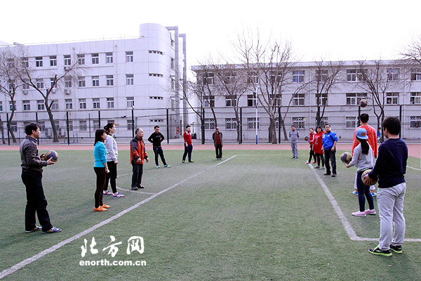 体育俱乐部网友参与和球训练 与大学生同场竞