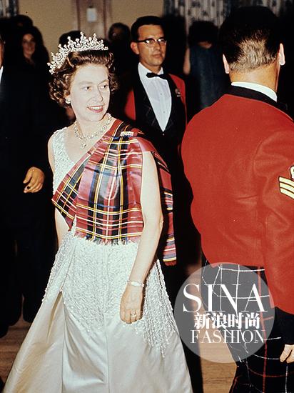 英国女王90年来都穿过什么 她的衣橱要公开啦