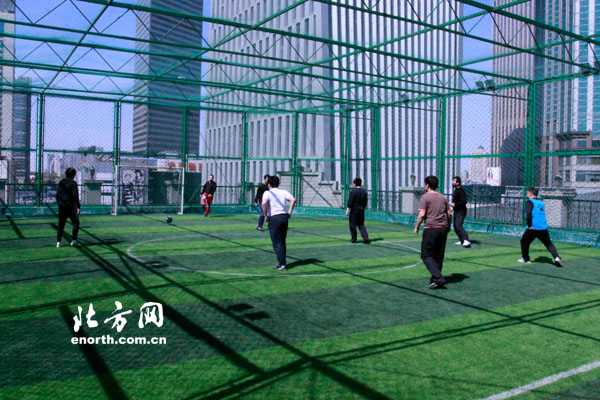 空中球场找快乐 体育俱乐部网友开展足球小比