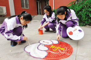 第54中学举办社团活动 井盖涂鸦扮靓校园