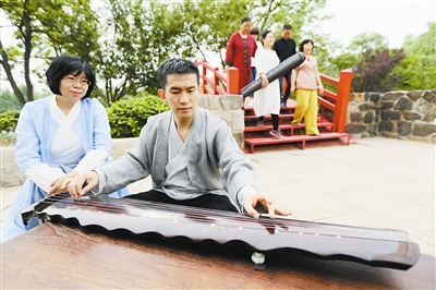 古琴雅集回归自然 参与者讲解中国古典音乐知