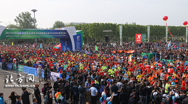 2016天津国际马拉松赛在武清鸣枪 近两万人参