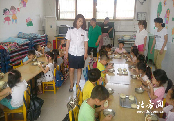 西龙虎峪镇检查幼儿园食品安全 确保饮食安全