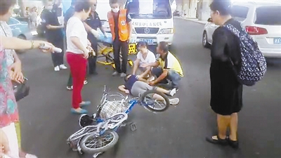 昆仑路上骑自行车横穿马路 9岁男童被撞伤
