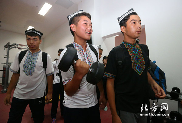 新疆和田青少年足球队到权健俱乐部看中甲比赛