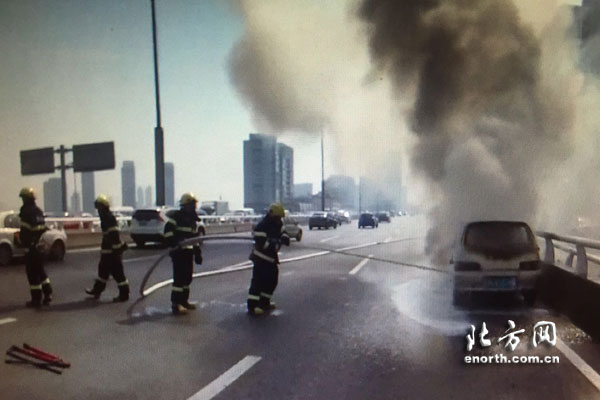 天津快速路一汽车突然起火 无人员伤亡