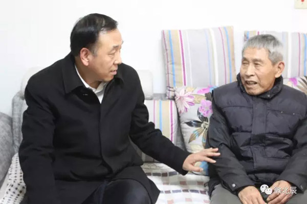 杨茂荣慰问低保对象、退休老教师和医务工作者